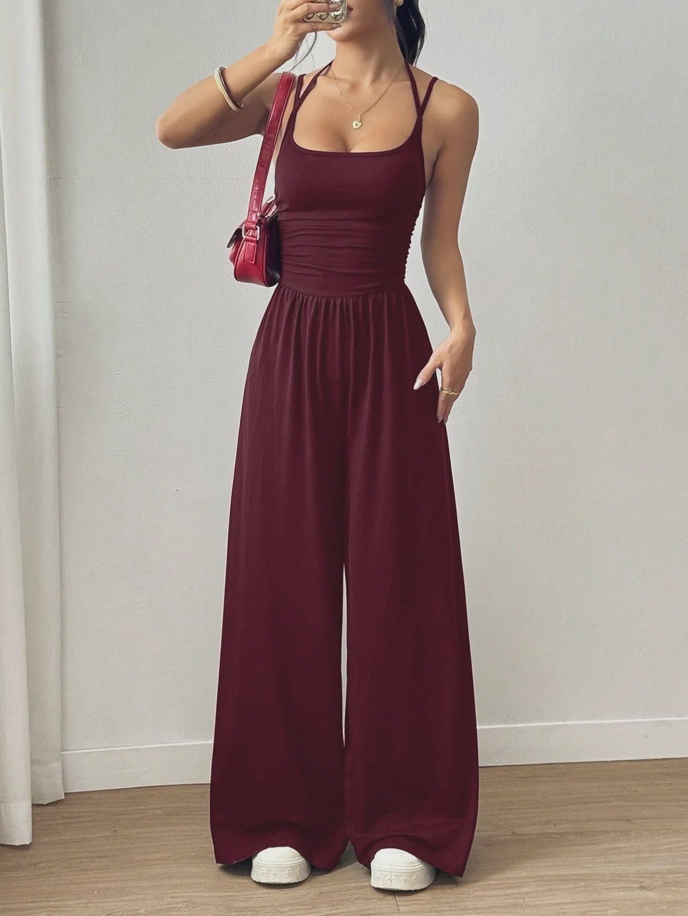 Zomerse Zwarte Jumpsuit met Losse Rechte Pijpen en Halternek