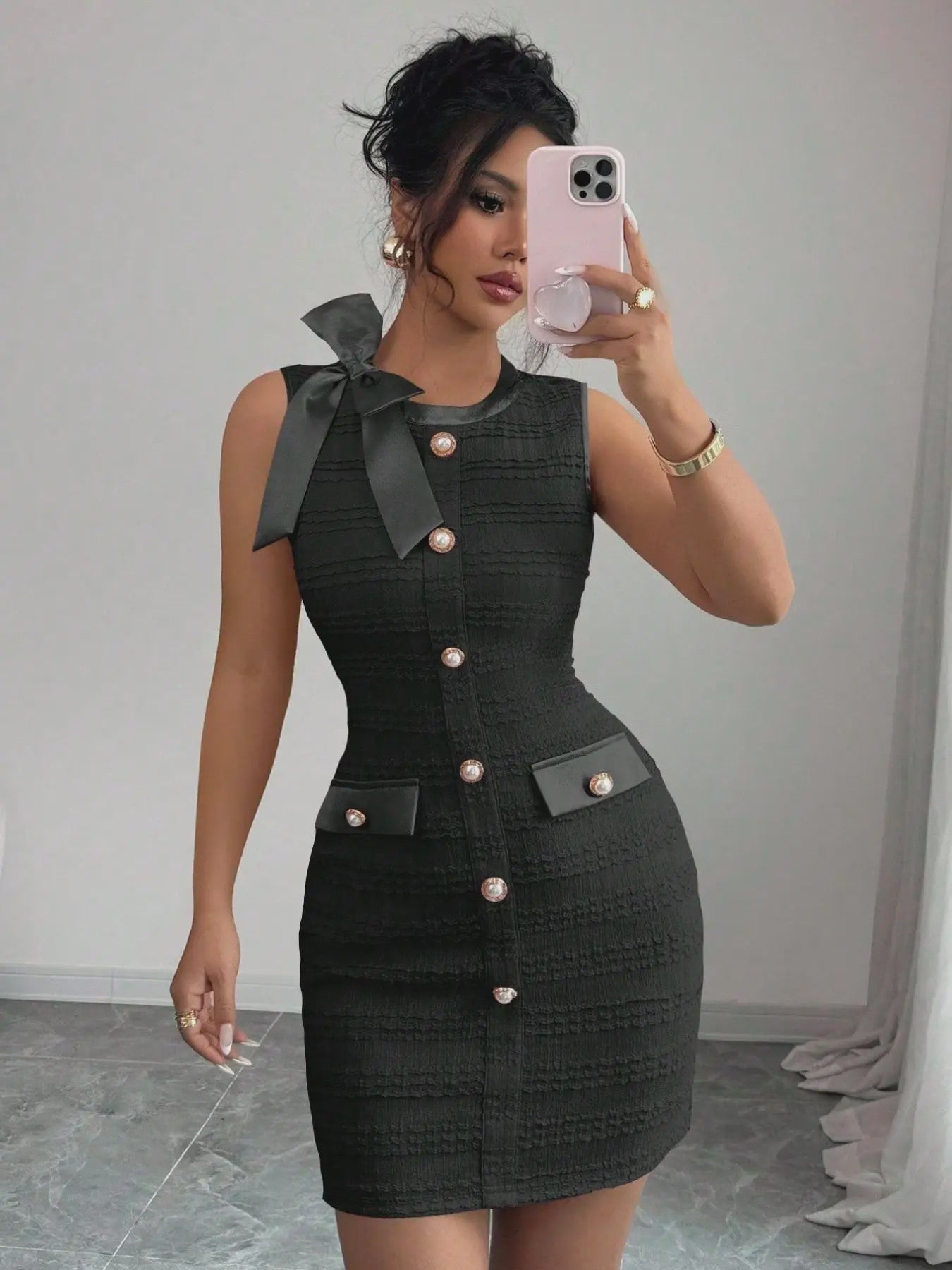 Elegante Getextureerde Bodycon Jurk met Strik en Parelknoopjes