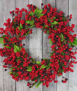 Handgemaakte Kerstkrans met Cipres, Rode Bessen & Denneappels - Voordeur Decoratie