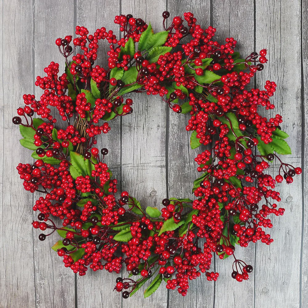 Handgemaakte Kerstkrans met Cipres, Rode Bessen & Denneappels - Voordeur Decoratie
