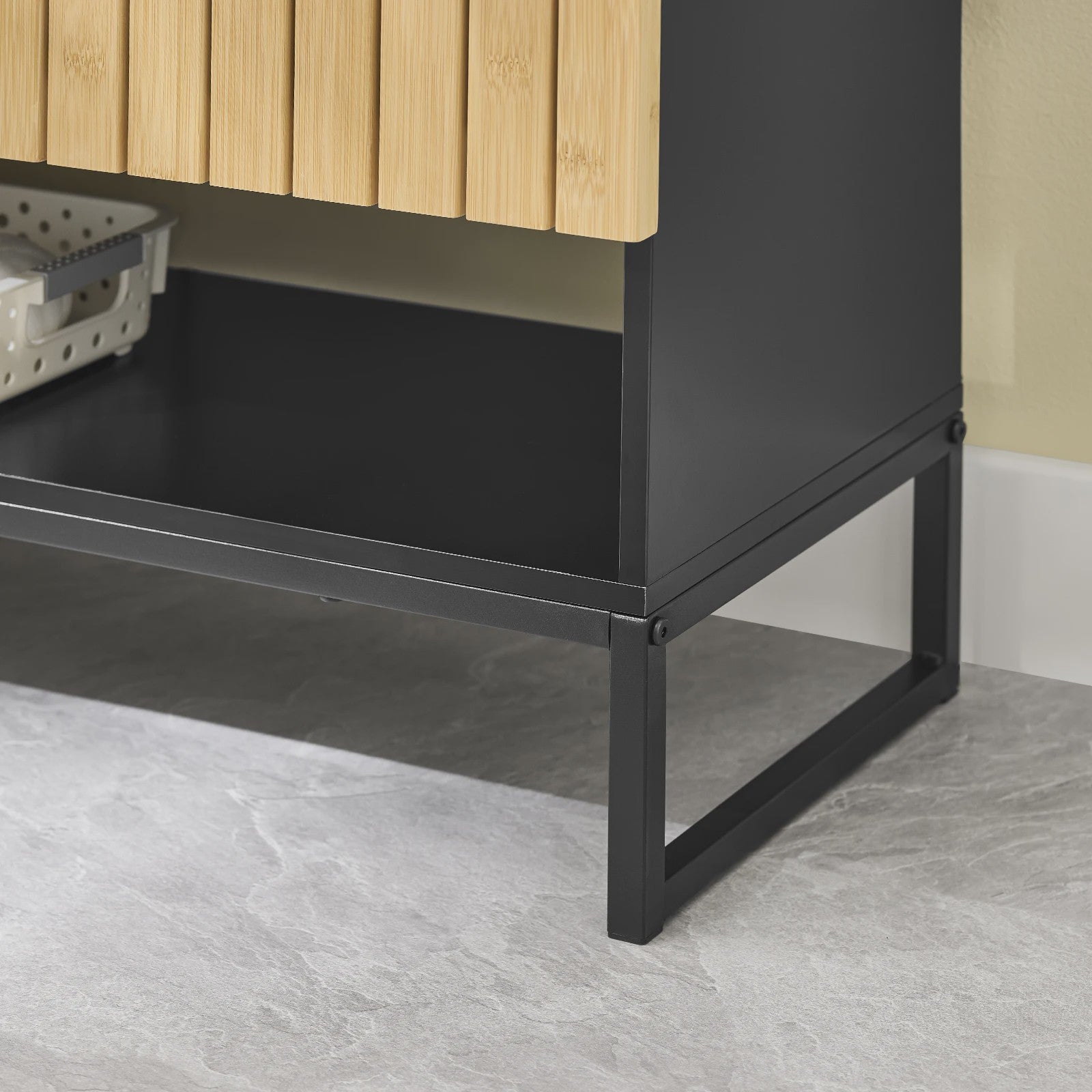 Badkamerkast 60 cm breed voor wastafel met bamboe deur en verstelbare metalen poten