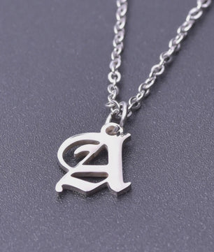 RVS Initiaal Ketting met Oude Engelse Letterhanger - 26 Letters, Perfect voor Hem, Haar of als Koppelkado