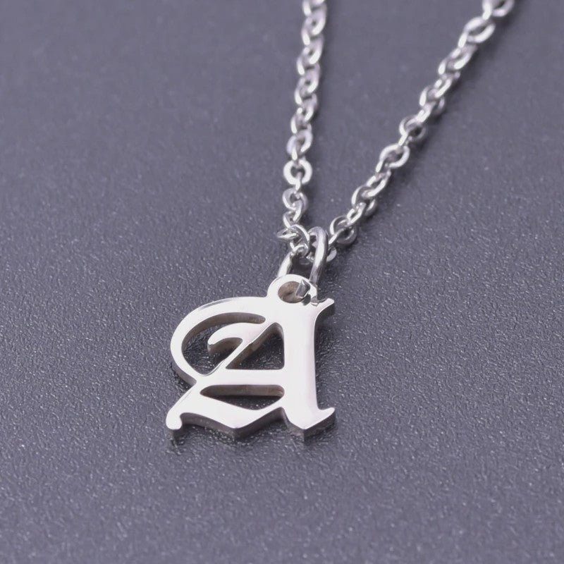 RVS Initiaal Ketting met Oude Engelse Letterhanger - 26 Letters, Perfect voor Hem, Haar of als Koppelkado