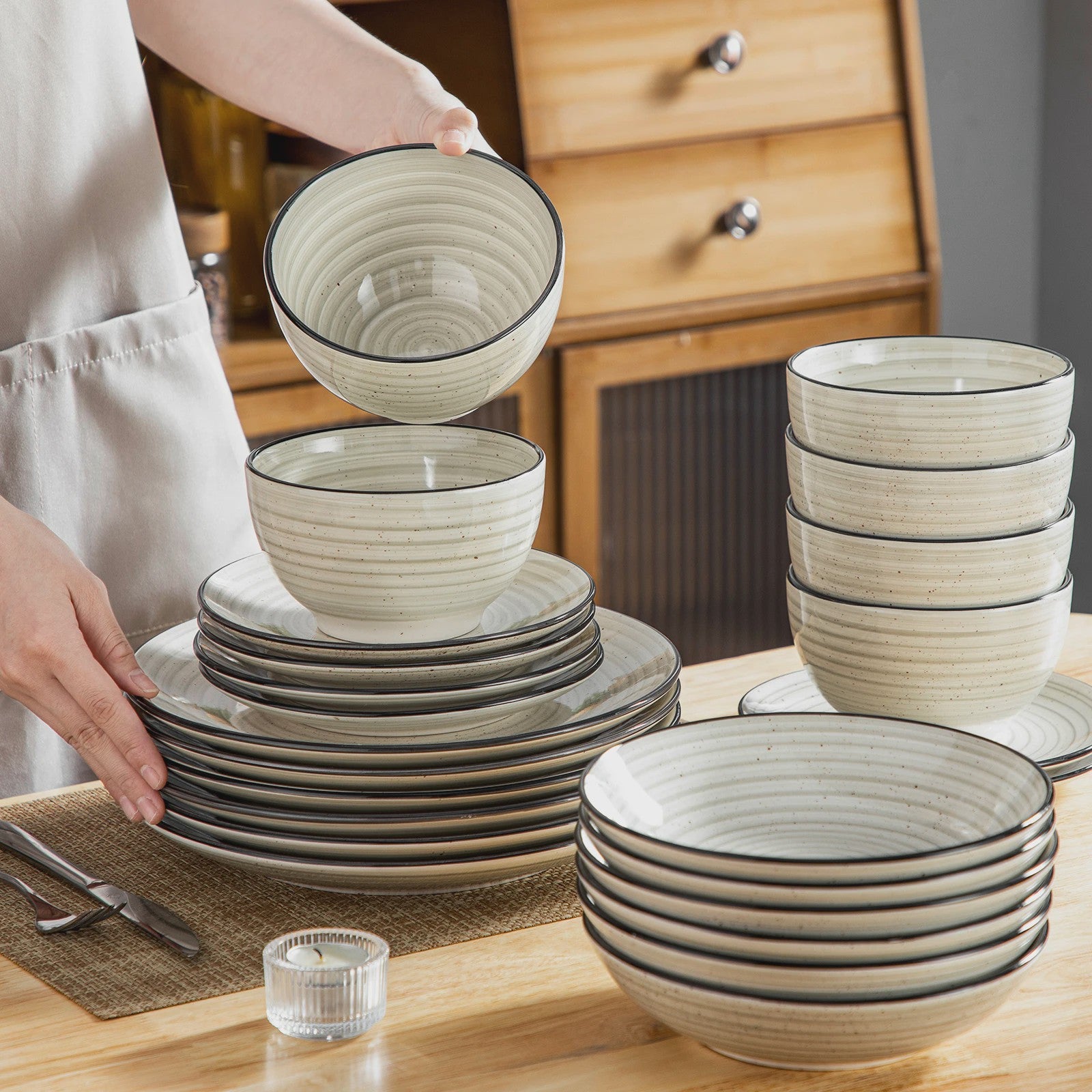 vancasso BONBON 24-delig servies set beige voor 6 personen - Handgeschilderd spiraalpatroon, magnetron- en vaatwasserbestendig