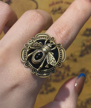 Vintage Goudkleurige Ring met Bij en Zwarte Steen - Romantisch Juweel