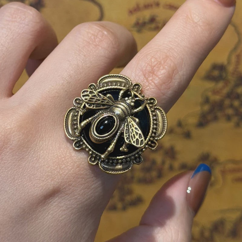 Vintage Goudkleurige Ring met Bij en Zwarte Steen - Romantisch Juweel