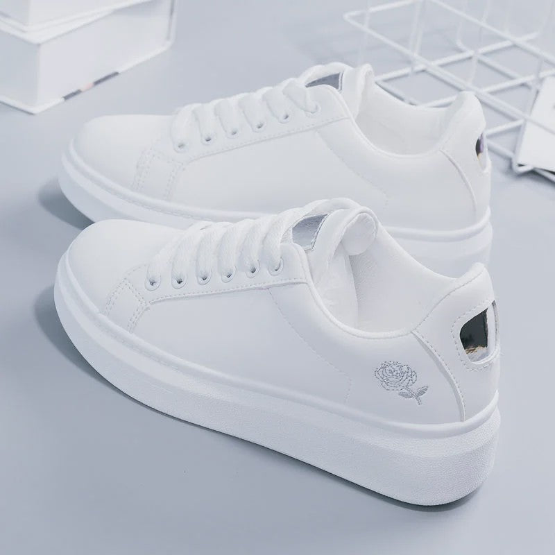 Dames Witte Sneakers met Geborduurde Bloem - Casual Leren Veterschoenen