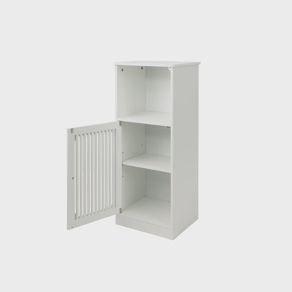 Smalle Witte Badkamerkast met Louvred Deur en Open Planken