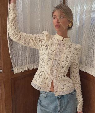 Elegante Witte Kant Blouse met Lange Mouwen en Uitgesneden Details - Dames