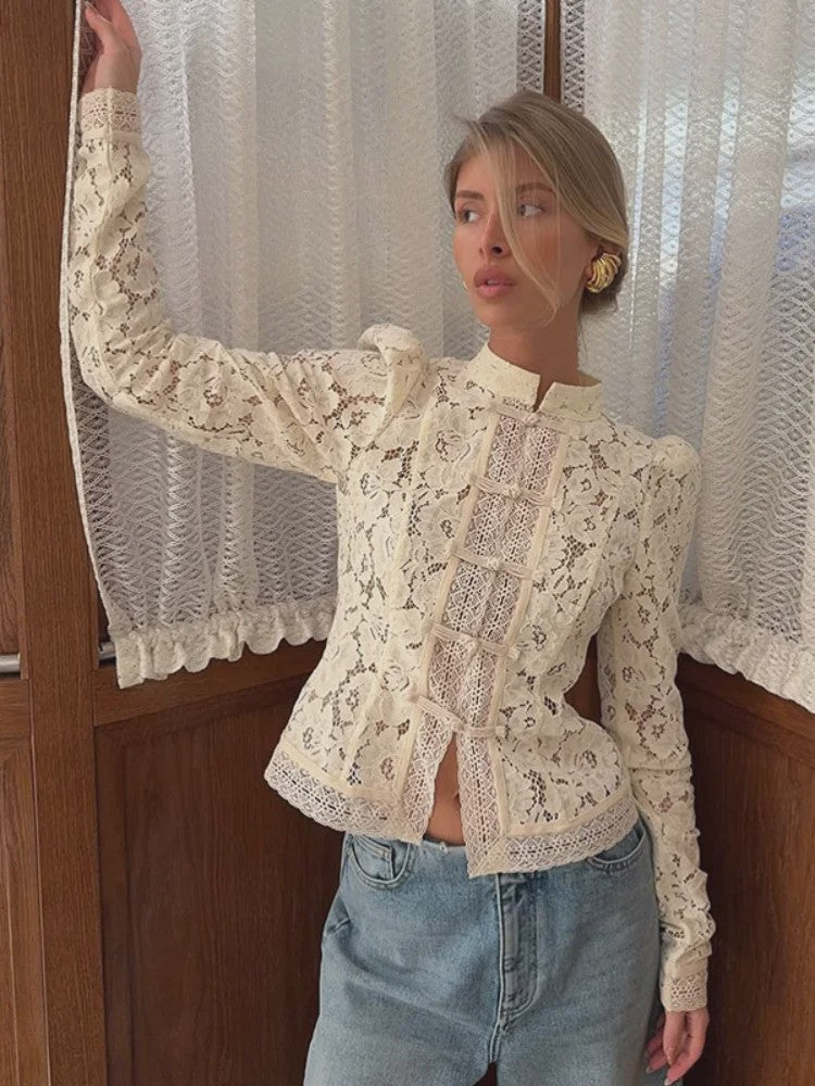 Elegante Witte Kant Blouse met Lange Mouwen en Uitgesneden Details - Dames