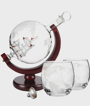 Luxe Whiskey Decanter Set in Wereldbol Design met Houten Standaard en 2 Glazen - 900ml