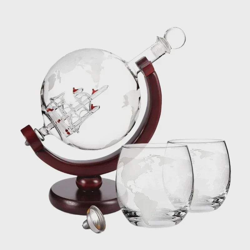 Luxe Whiskey Decanter Set in Wereldbol Design met Houten Standaard en 2 Glazen - 900ml