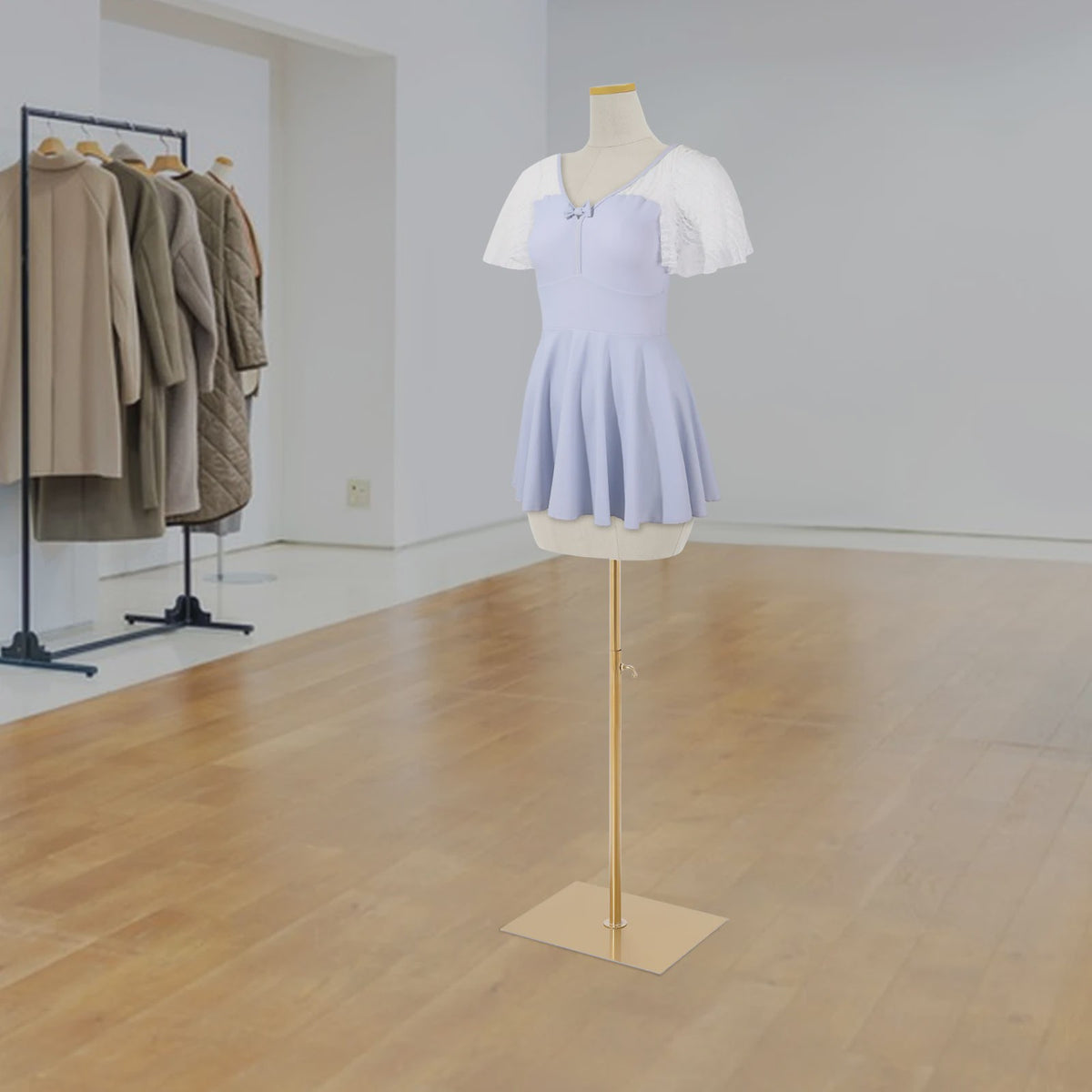 Verstelbare Dames Paspop Torso met Gouden Metalen Standaard - Ideaal voor Kledingpresentatie en Maatwerk