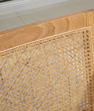 Stijlvolle Lounge Chair met Rotan Rugleuning en Houten Armleuningen - Beige