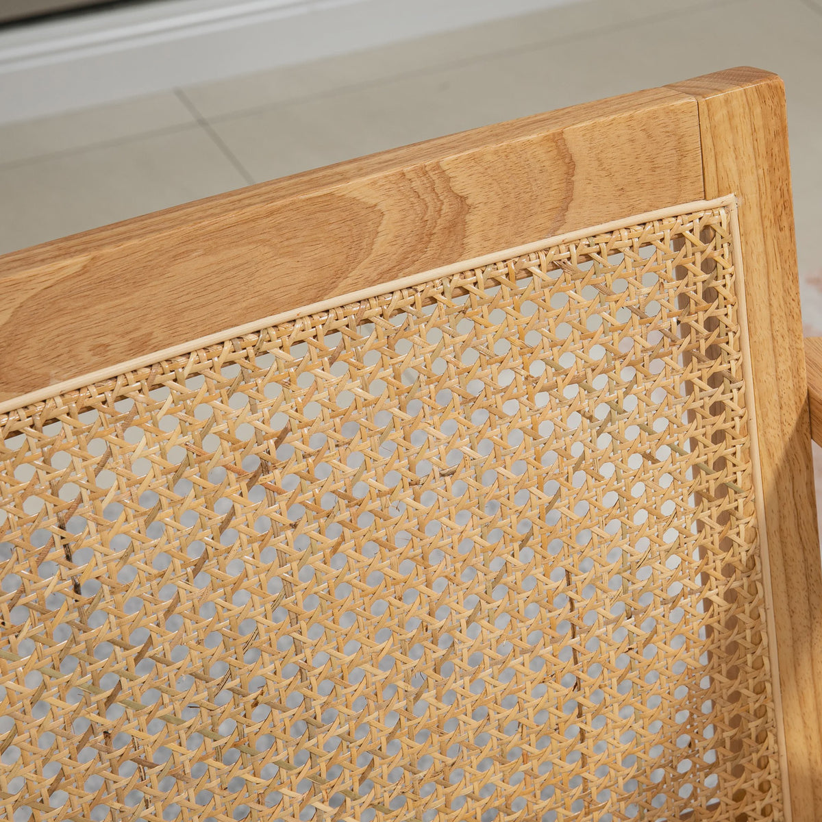 Stijlvolle Lounge Chair met Rotan Rugleuning en Houten Armleuningen - Beige