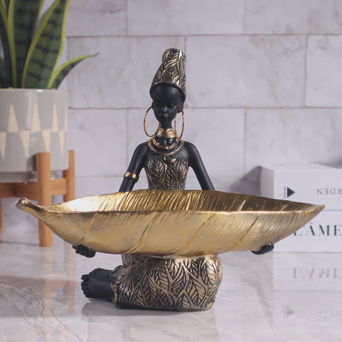 Afrikaanse Vrouw Sculptuur met Gouden Blad Schaal - Decoratieve Opberger & Verzamelobject