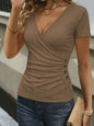 Dameswikkel T-shirt met korte mouwen en knoopdetails