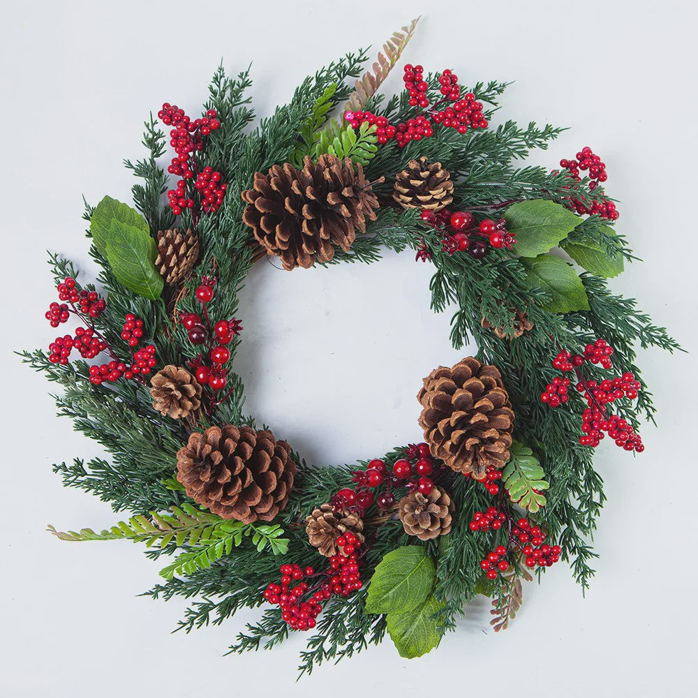 Handgemaakte Kerstkrans met Cipres, Rode Bessen & Denneappels - Voordeur Decoratie