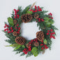 Handgemaakte Kerstkrans met Cipres, Rode Bessen & Denneappels - Voordeur Decoratie
