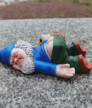 Grappige Dronken Tuinkabouter Beeldje - Resin Tuindecoratie