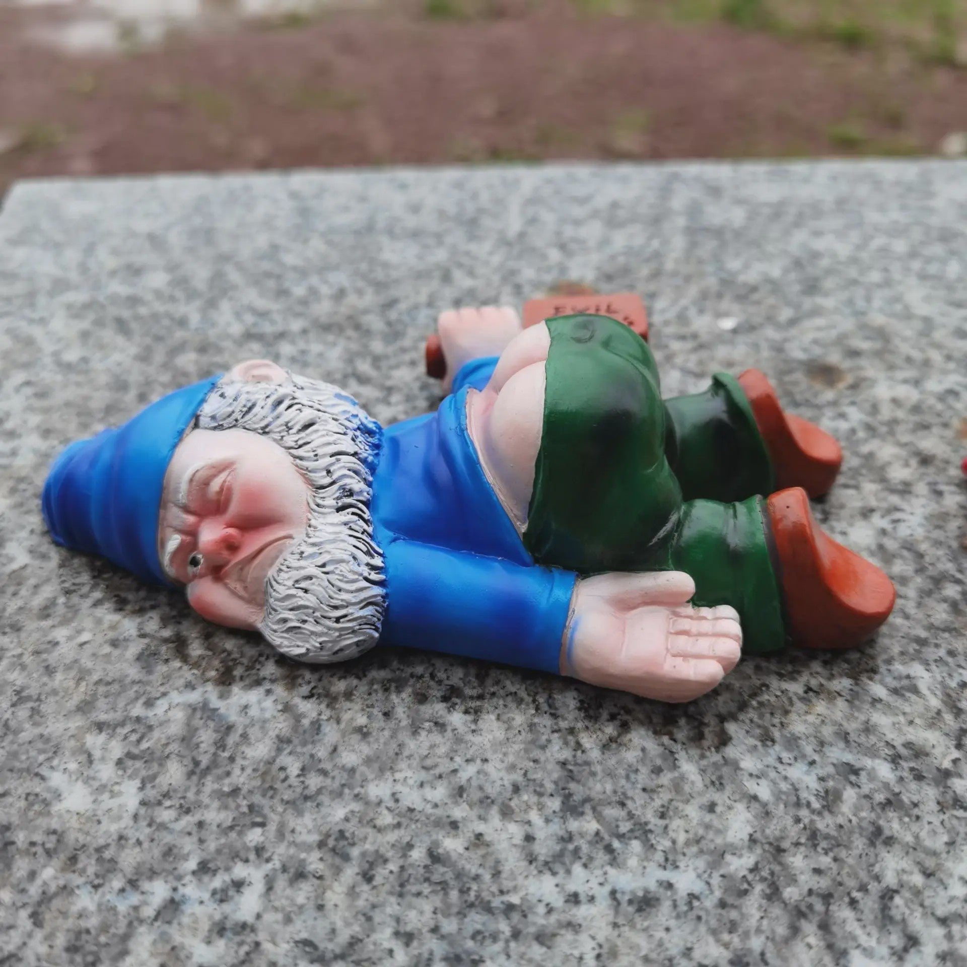 Grappige Dronken Tuinkabouter Beeldje - Resin Tuindecoratie
