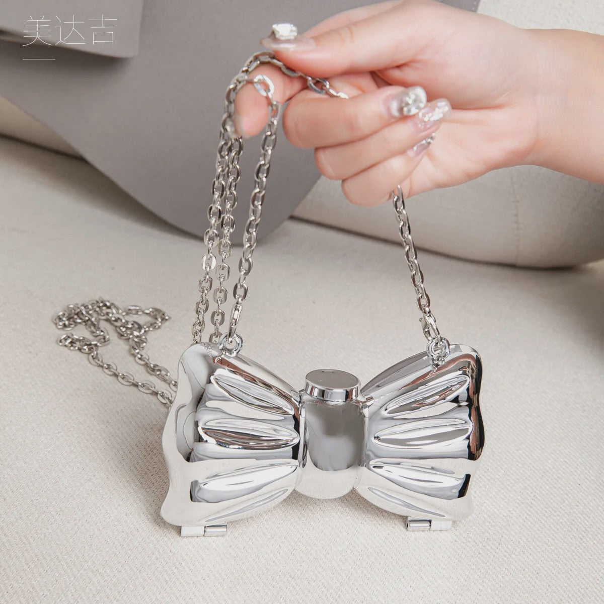 Luxe Strik Handtas van Metaal met Ketting - Speelse Crossbody Tas