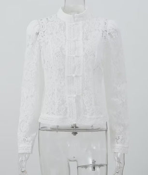 Elegante Witte Kant Blouse met Lange Mouwen en Uitgesneden Details - Dames