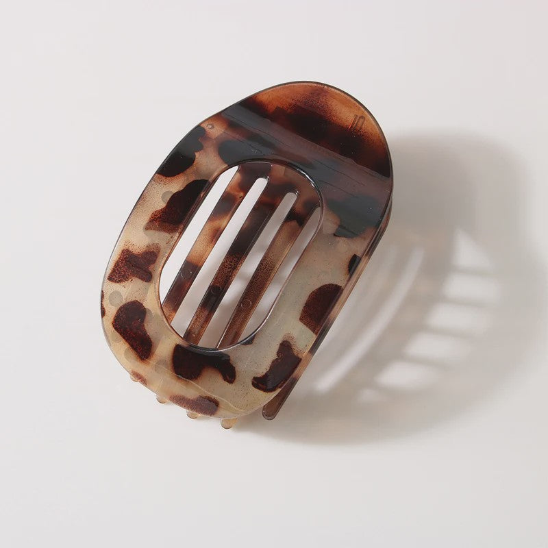 Chique Ovalen Haarklem met Luipaardprint - Stijlvolle Acryl Haarclip voor Dames