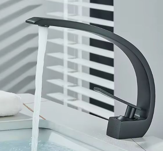 Zwarte Badkamer Wastafelkraan – Dekmontage Mengkraan Warm en Koud