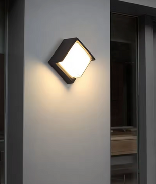 UniLights Buitenlamp met Bewegingssensor – Slimme en Weerbestendige LED Verlichting