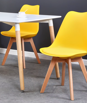 Set van 6 Scandinavische Eetkamerstoelen – PU-Lederen Zitting & Beukenhouten Poten