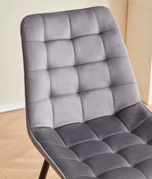 Set van 4 Moderne Eetkamerstoelen – Fluwelen Gewatteerde Zitting en IJzeren Poten