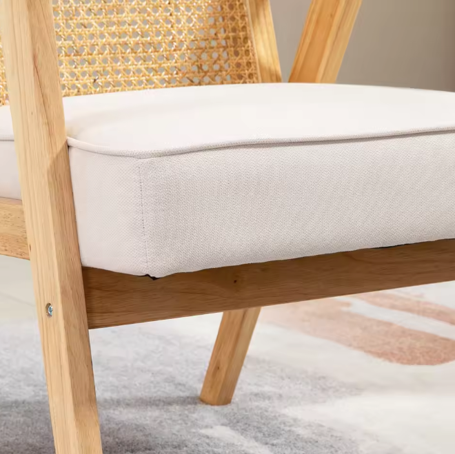 Beige Rotan Fauteuil – Natuurlijke Loungezetel met Linnen Bekleding & Houten Frame
