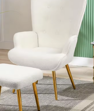 Fauteuil met Kruk – Witte Lamswollen Zitting & Gouden Poten, Modern en Comfortabel