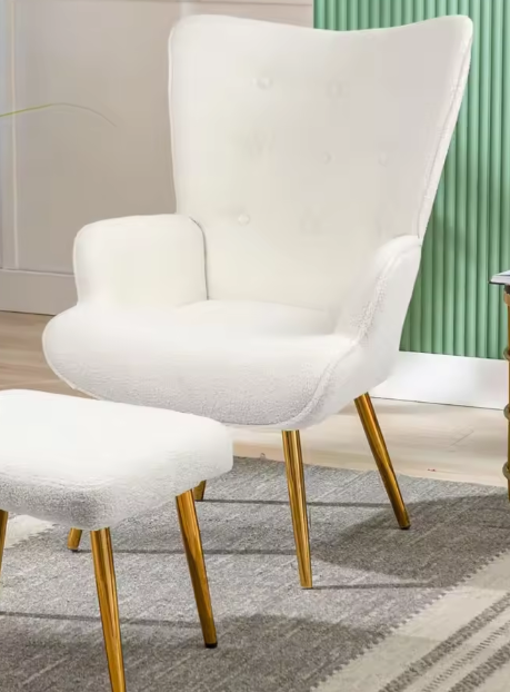 Fauteuil met Kruk – Witte Lamswollen Zitting & Gouden Poten, Modern en Comfortabel