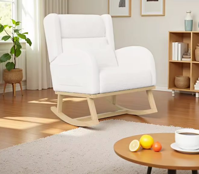 Witte Schommelstoel met Zakken – Zachte Lamsfleece & Houten Onderstel, Comfortabel en Stijlvol