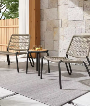 Buitenstoelen & Houten Tafel – Handgevlochten en Duurzaam