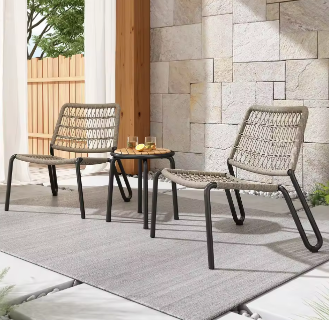 Buitenstoelen & Houten Tafel – Handgevlochten en Duurzaam