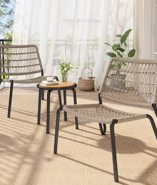 Buitenstoelen & Houten Tafel – Handgevlochten en Duurzaam