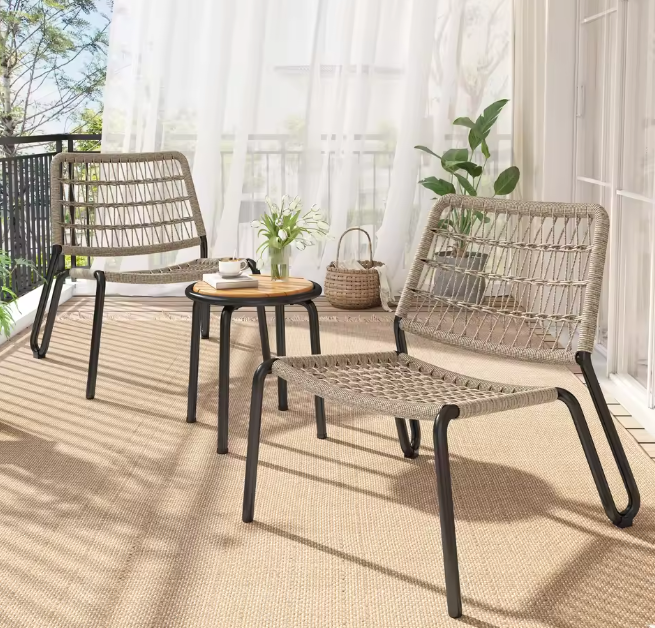 Buitenstoelen & Houten Tafel – Handgevlochten en Duurzaam