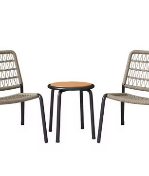 Buitenstoelen & Houten Tafel – Handgevlochten en Duurzaam