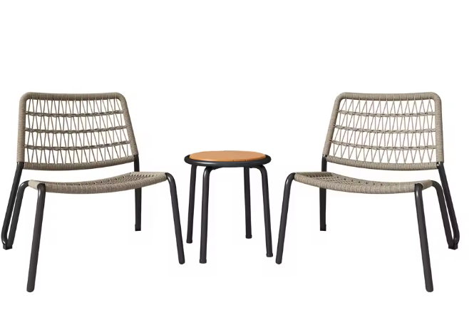 Buitenstoelen & Houten Tafel – Handgevlochten en Duurzaam