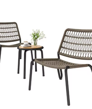 Buitenstoelen & Houten Tafel – Handgevlochten en Duurzaam