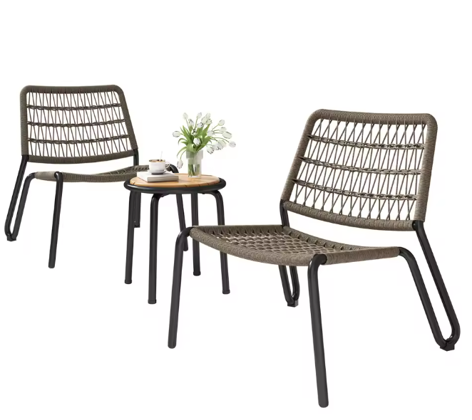 Buitenstoelen & Houten Tafel – Handgevlochten en Duurzaam