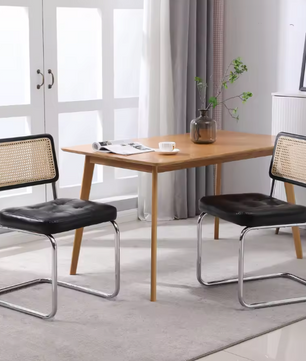 Set van 2 Zwarte Eetkamerstoelen – Gestoffeerde Zitting & Rotan Rugleuning, Metalen Frame en Ergonomisch Design
