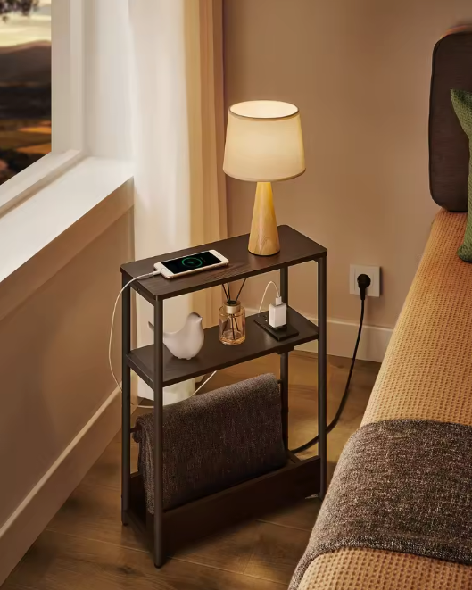 Smal Nachtkastje met USB Laadstation – 3 Planken & Tijdschrifthouder