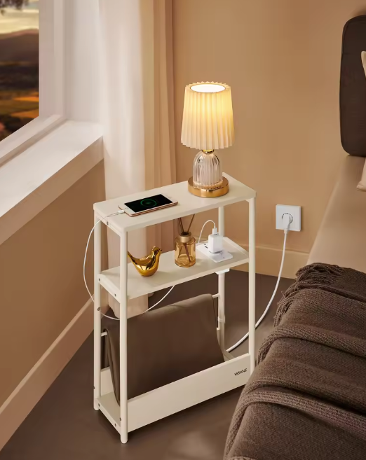Smal Nachtkastje met USB Laadstation – 3 Planken & Tijdschrifthouder
