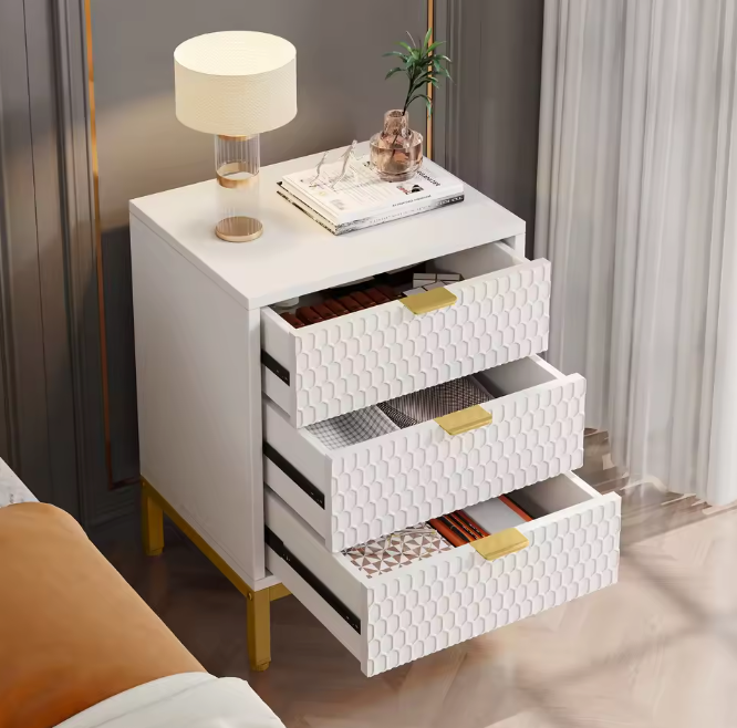 Modern Nachtkastje met 3 Lades – Wit & Goud, 65,5 cm Hoog