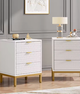 Modern Nachtkastje met 3 Lades – Wit & Goud, 65,5 cm Hoog