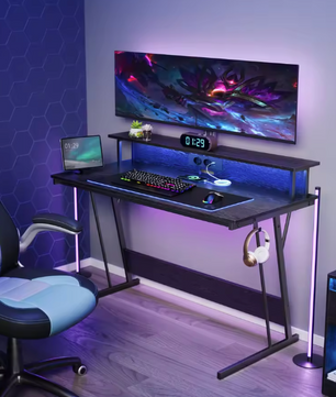 Bureau met LED-verlichting, stopcontacten en monitorstandaard